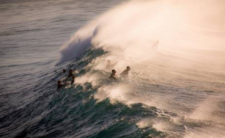 Los surfers esperando la gran ola. Foto Alexander Smiley