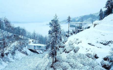 Las cabañas desaparecen entre la nieve. Foto Wiki World + Advanced Architecture Lab