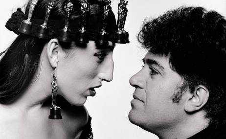 Pedro Almodóvar y Rossy de Palma Perfil del director de cine y la actriz, con estatuillas del Oscar de adorno. Foto: © Jordi Socías.