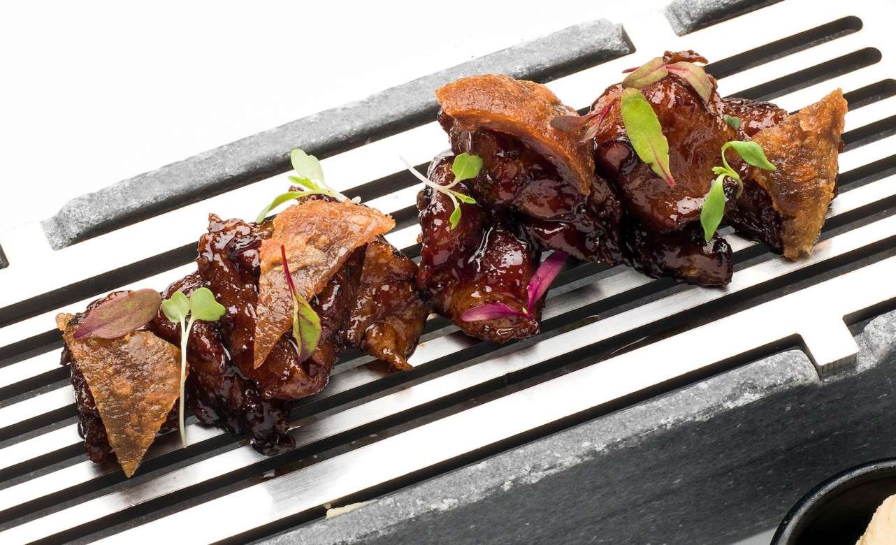 Ten's Restaurant. Lagrima y rabo iberico a la brasa con puré de garbanzos a la vainilla