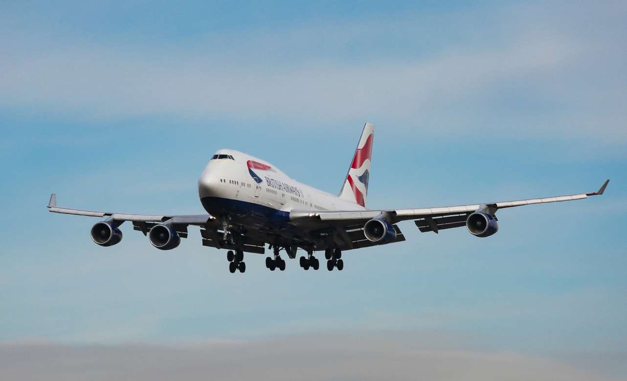 Un B747 de British Airways pasa de la aviación al cine. Foto Nicolas Economou NurPhoto via Getty Images