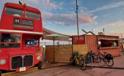 La figura del bus distingue a este espacio. Foto: JP Chuet-Missé