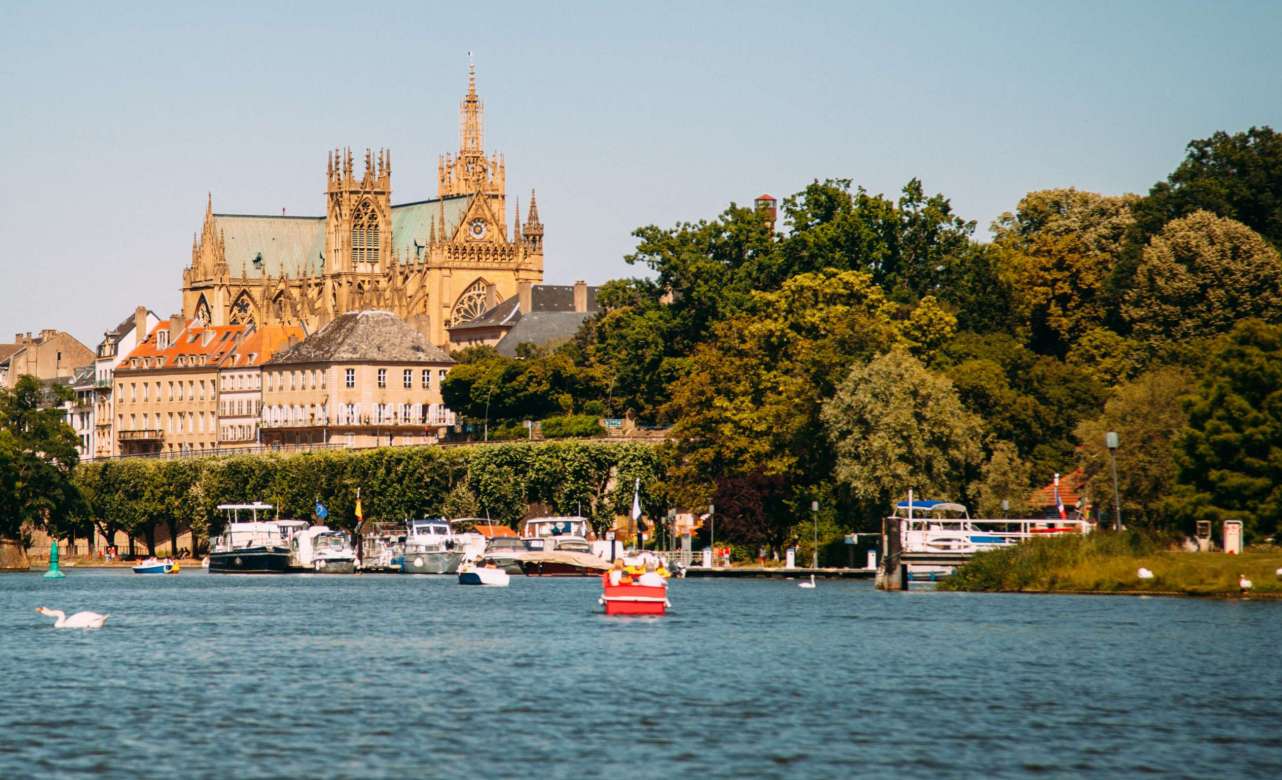 Metz desde el lago. Foto David Grandmougin-Unsplash