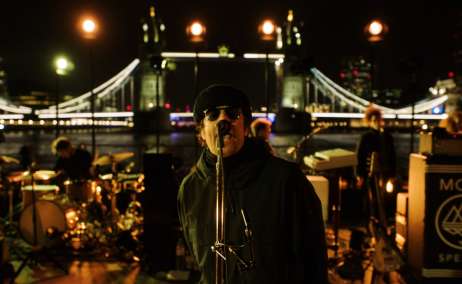 Liam Gallagher en el ensayo de su presentación en el Támesis