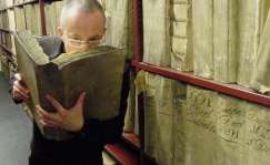 El profesor Matija Strlic olfatea libros antiguos en los archivos nacionales de los Países Bajos. Foto Matija Strlic