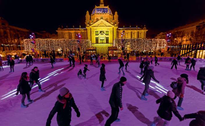Patinaje en la Plaza del Rey Tomislav. Foto D Rostuhar.