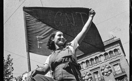 Miliciana en una barricada de Barcelona. Foto Antoni Campañà