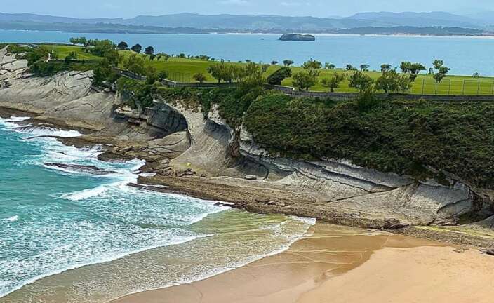 La playa de Mataleñas en Santander