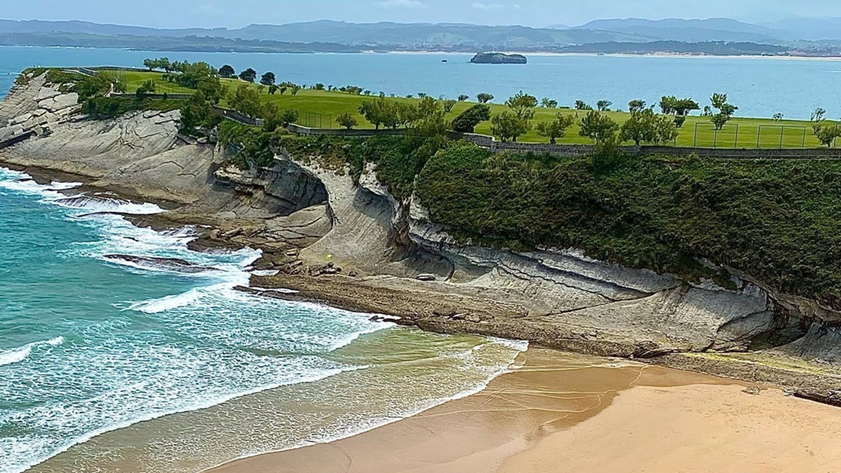 La playa de Mataleñas en Santander