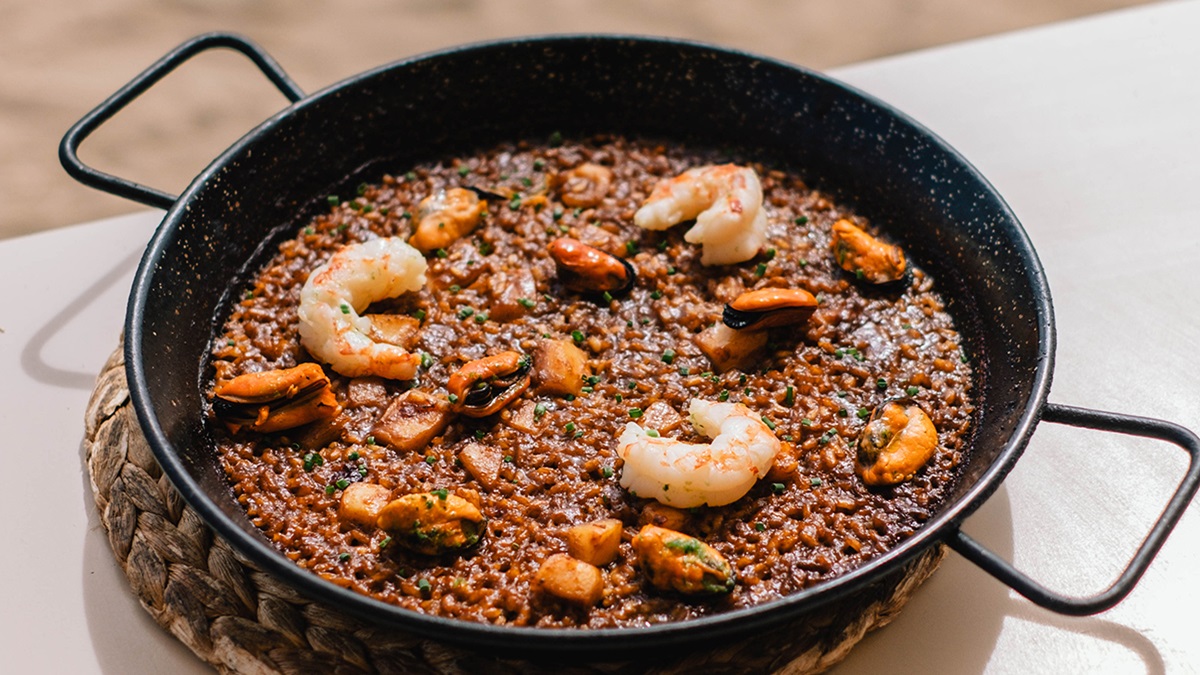 En Sal Mar se puede disfrutar de una paella a pie de playa
