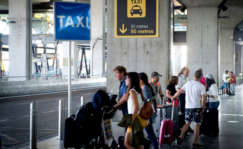 Parada de taxi en Madrid. Foto Fernando Villar EFE
