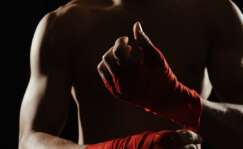 Una persona se prepara para una pelea de boxeo