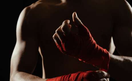 Una persona se prepara para una pelea de boxeo