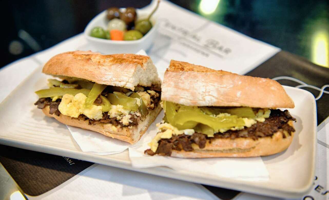 Un bocadillo típico de l'esmorzaret valenciano