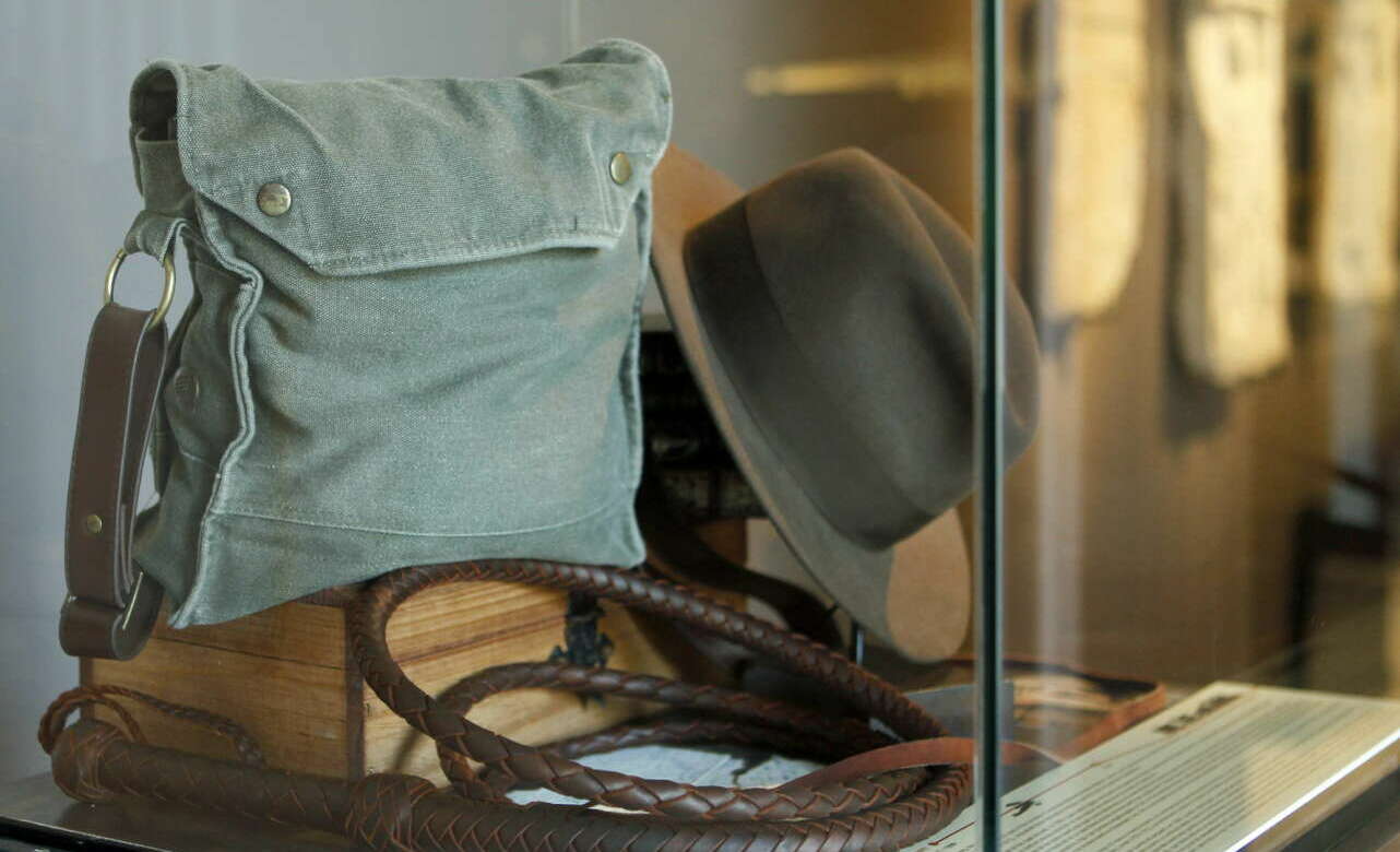 El sombrero, el látigo y el bolso de Indiana Jones, en la exposición. Foto Andreu Dalmau - EFE