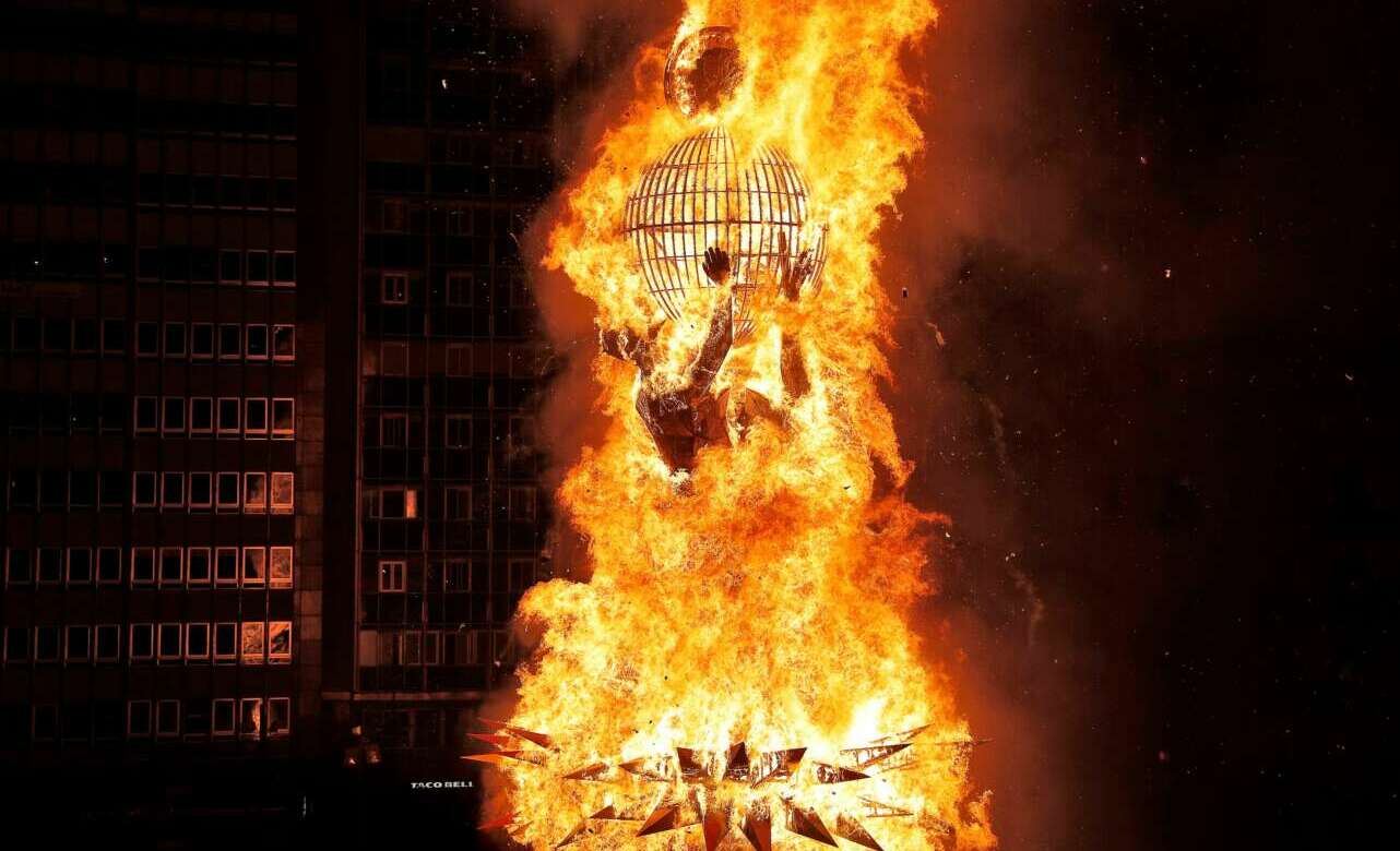 La falla del Ayuntamiento marca el cierre de las famosas fiestas de Valencia. Foto Manuel Bruque-EFE