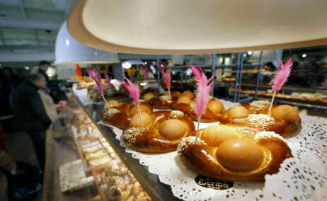 Monas de Pascua, uno de los dulces tradicionales de Cataluña. Foto Alberto Estévez - EFE