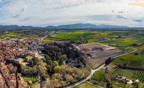 A la izquierda Peralada con el convento del Carme, el Castillo y el parque del castillo, en el centro la nueva bodega y al fondo las Alberas, el Mediterráneo y el cabo de Creus Foto: Perelada