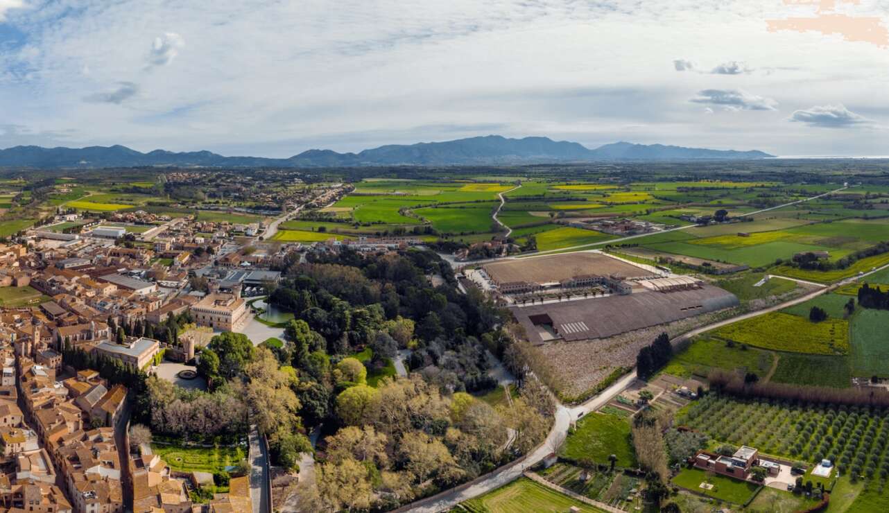 A la izquierda Peralada con el convento del Carme, el Castillo y el parque del castillo, en el centro la nueva bodega y al fondo las Alberas, el Mediterráneo y el cabo de Creus Foto: Perelada