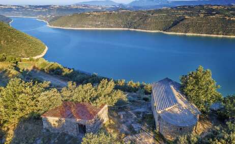 El espectacular embalse de Rialb, en Tiurana, una de las joyas escondidas en la provincia de Lleida. Foto Sergi Reboredo