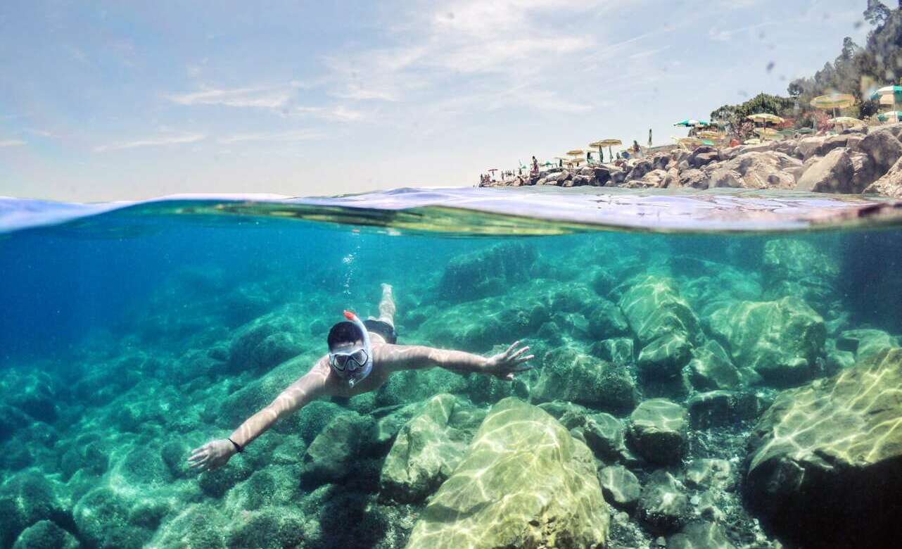 Persona practicando snorkel