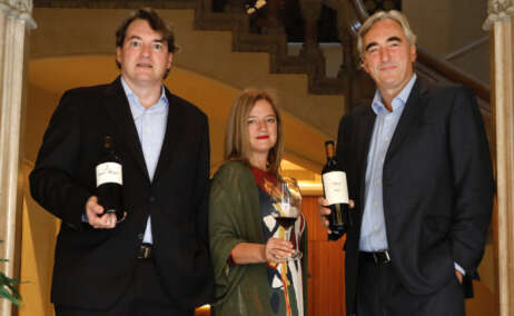 Eduardo, Ana y Juan Muga con los nuevos tesoros de la bodega riojana, Torre Muga y Aro
