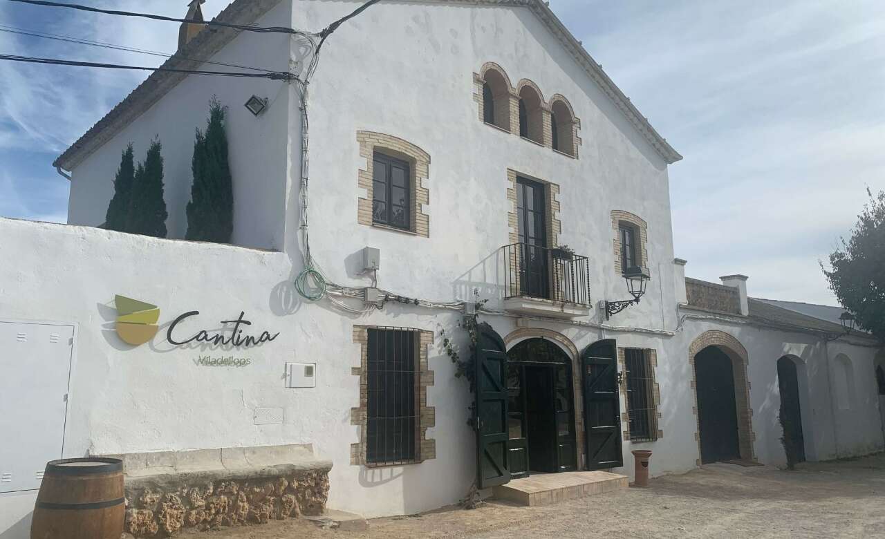 Fachada de La Cantina Viladellops. Foto Silvia Brenes.