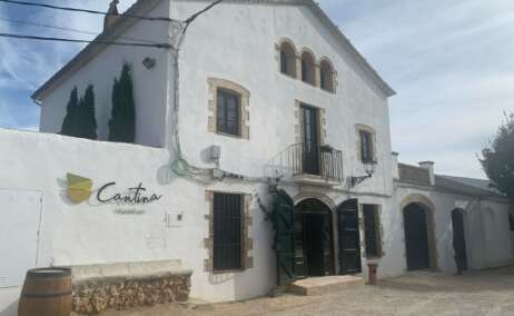 Fachada de La Cantina Viladellops. Foto Silvia Brenes.
