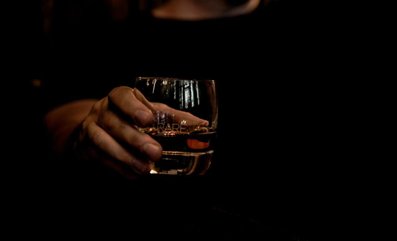 Brindando. Foto: Yesmore unsplash