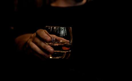 Brindando. Foto: Yesmore unsplash