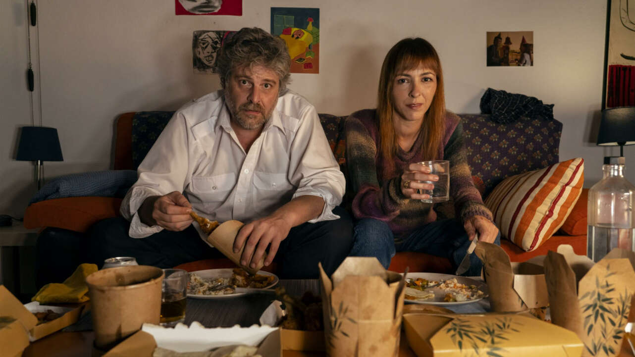Fotograma de la serie Poquita fe.