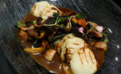Plato de vieiras con setas y panceta en Nexe Restaurant (Girona)