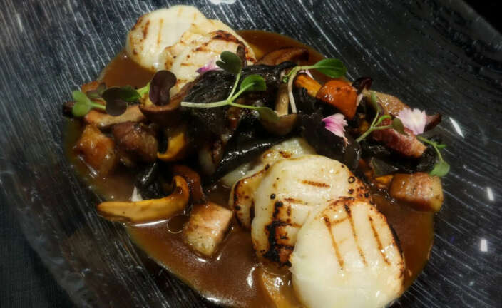 Plato de vieiras con setas y panceta en Nexe Restaurant (Girona)