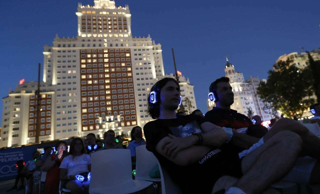 Imagen del cine de verano en Plaza de España (Madrid).
