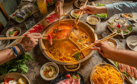 Hot pot con tres caldos donde se cuecen los ingredientes al gusto