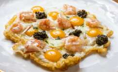 Huevo de siete yemas con gambitas y caviar en Amar Barcelona
