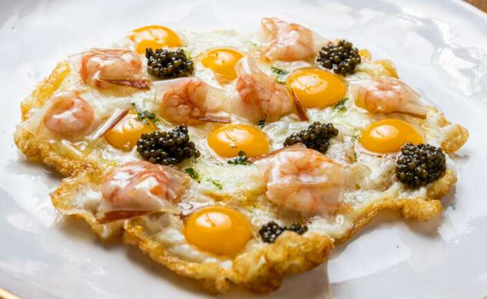Huevo de siete yemas con gambitas y caviar en Amar Barcelona