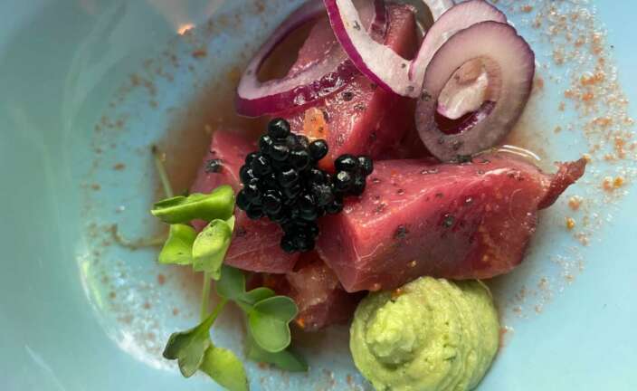 Dados de tarantelo de atún con aguachile en el restaurante DeAtún
