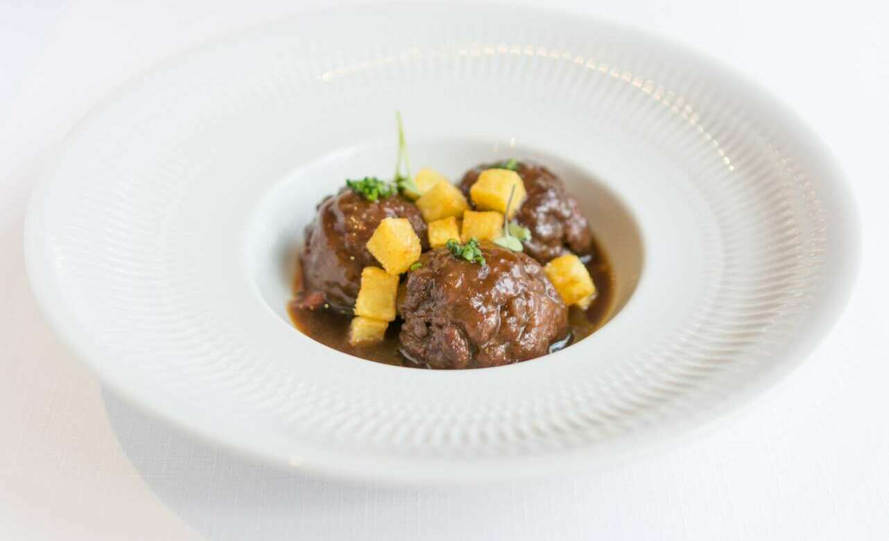 Plato de albóndigas en el restaurante Treze (Madrid)