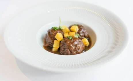 Plato de albóndigas en el restaurante Treze (Madrid)