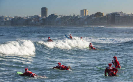 Papá Noel surfeando las olas en Gran Canaria en Navidad
