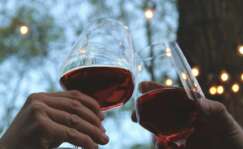 Dos copas de vino tinto