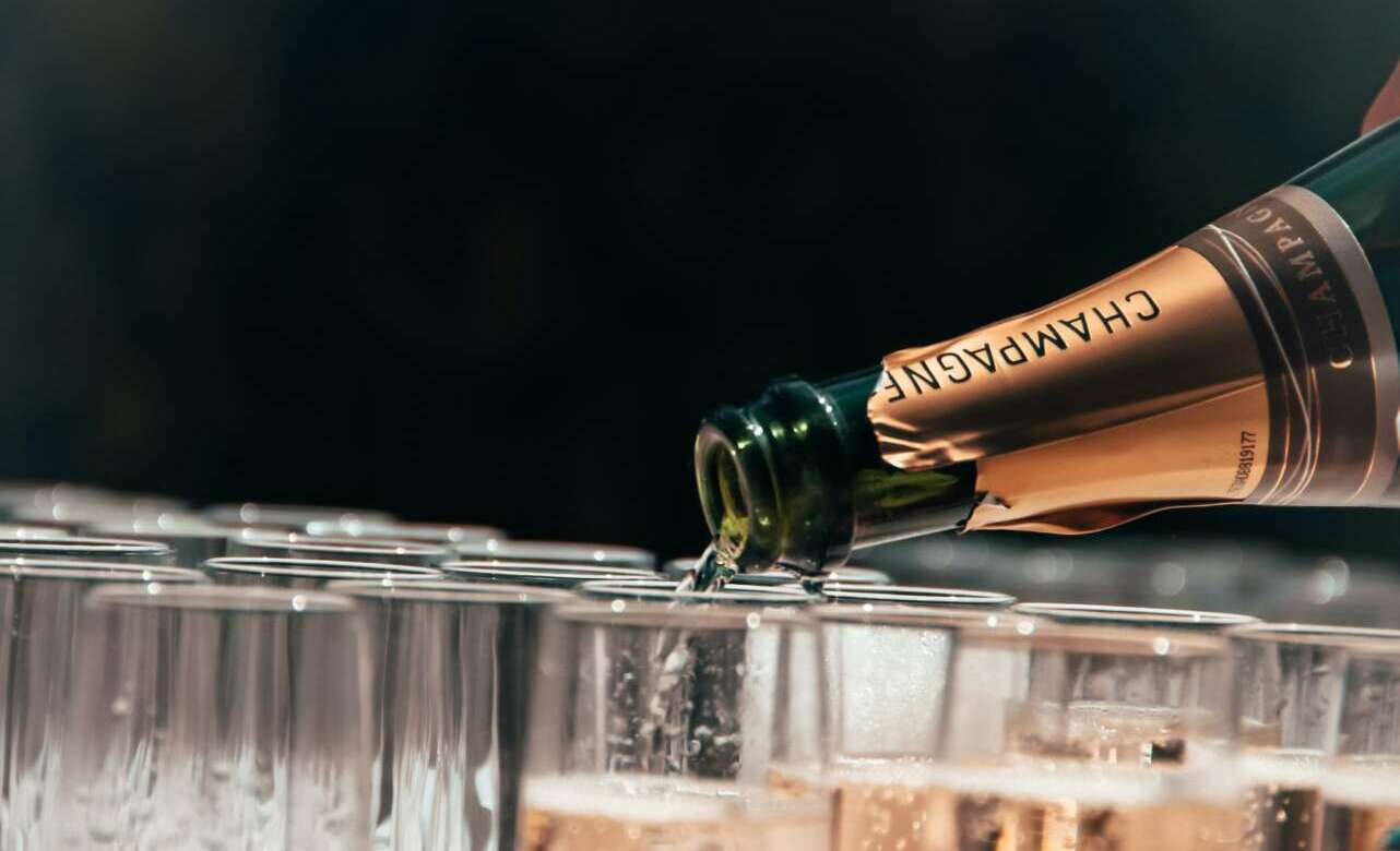 Champagne francés y copas