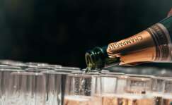 Champagne francés y copas