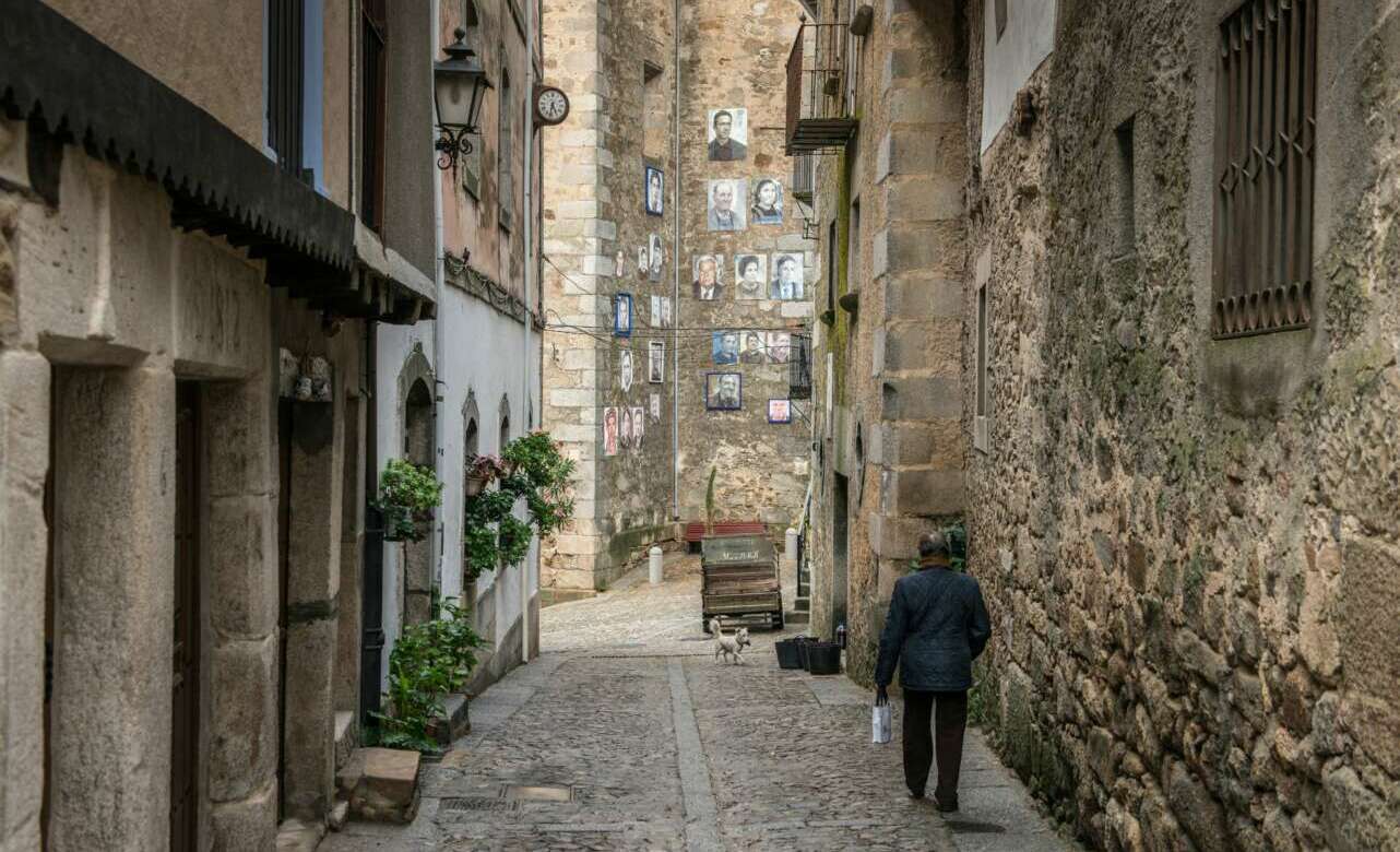 Calles con retratos de vecinos en la localidad de Mogarraz (Salamanca)
