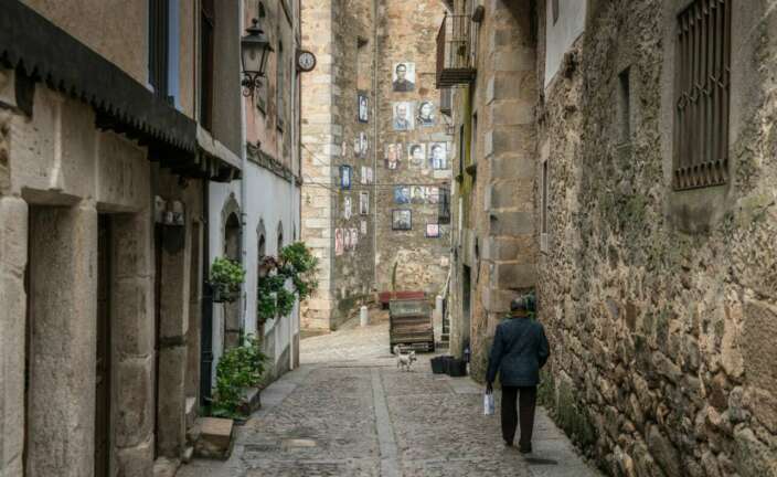 Calles con retratos de vecinos en la localidad de Mogarraz (Salamanca)
