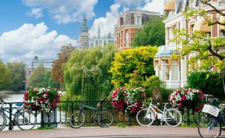 Vista de canales y fachadas tradicionales en Ámsterdam