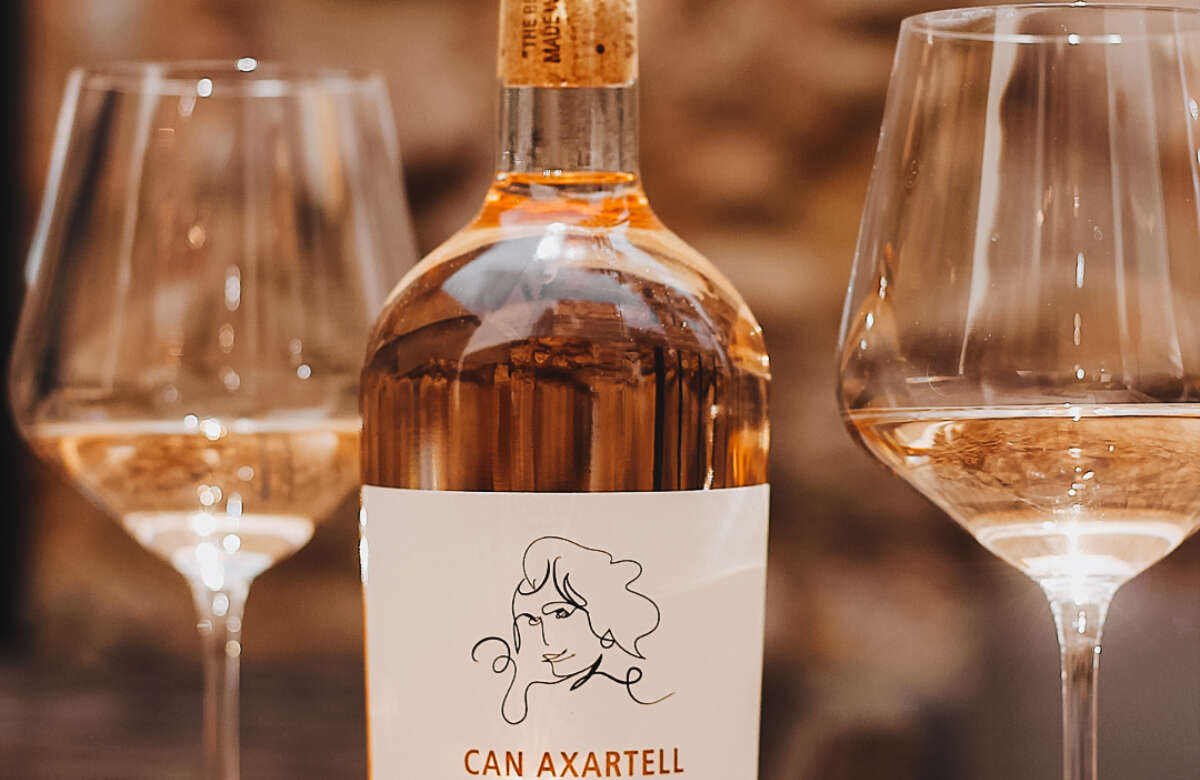 Botella y copas de Can Axartell Rosado