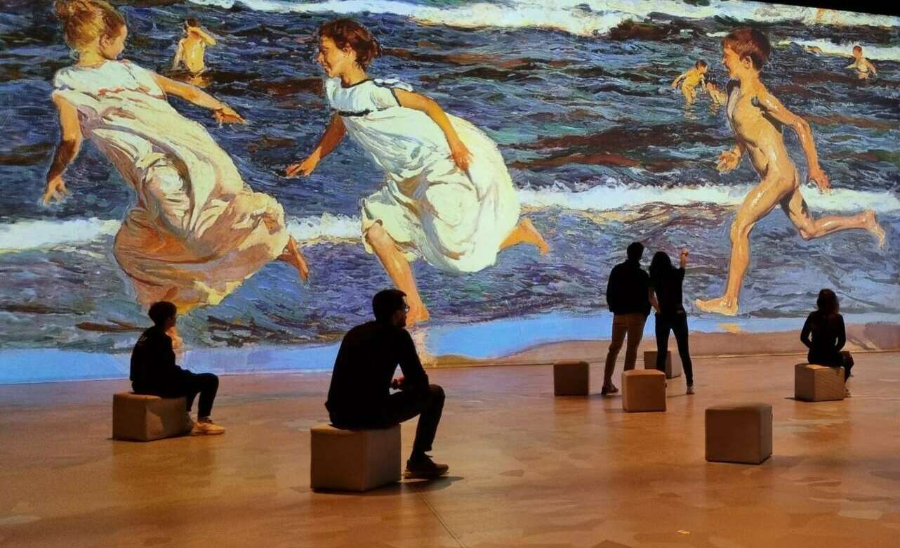 Vista de la muestra inmersiva Sorolla, una nueva dimensión, en Barcelona