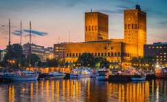 Ayuntamiento de Oslo al atardecer